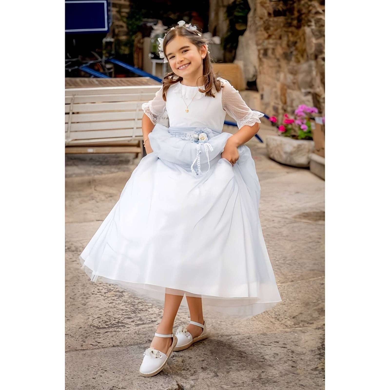 Una niña sonriente, vestida