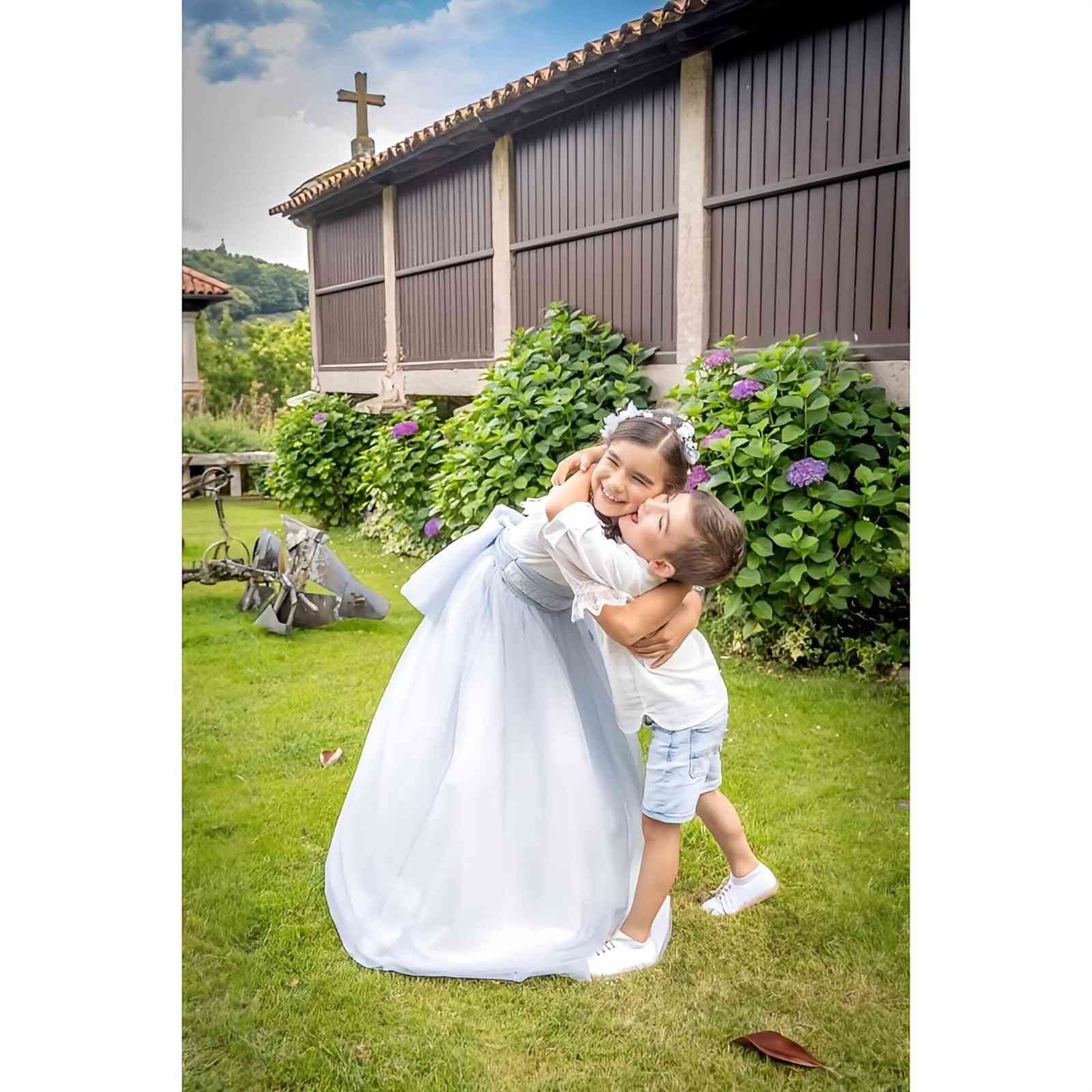 Una niña con un vestido largo azul claro