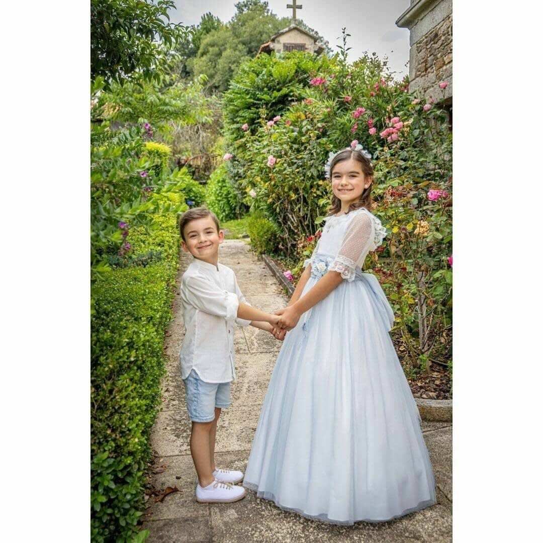 Dos niños tomados de la mano
