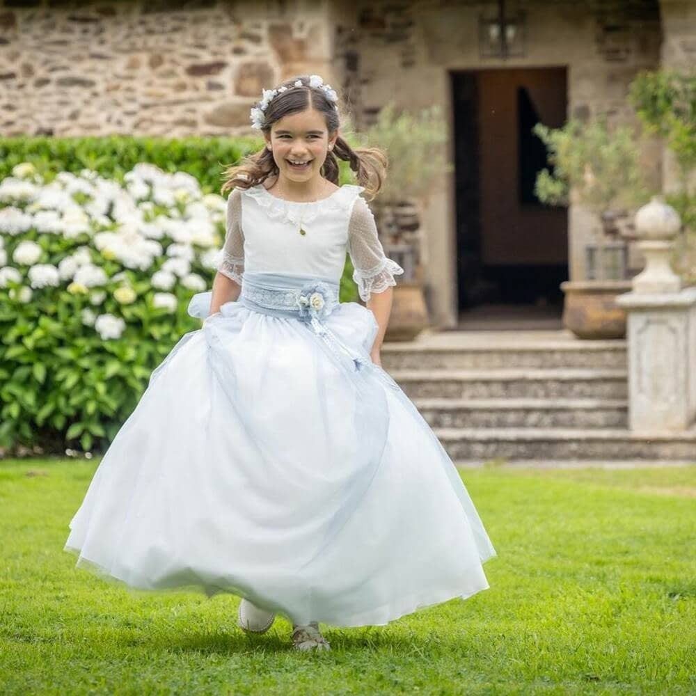 Una persona vestida con un traje formal