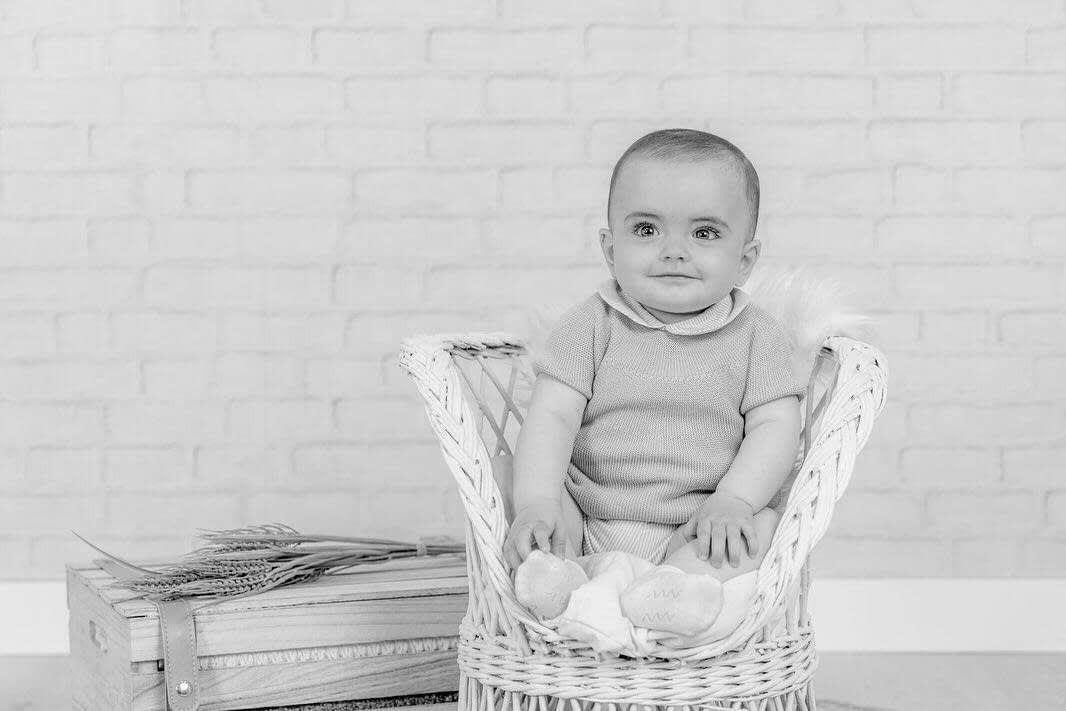 En este retrato de estudio en blanco
