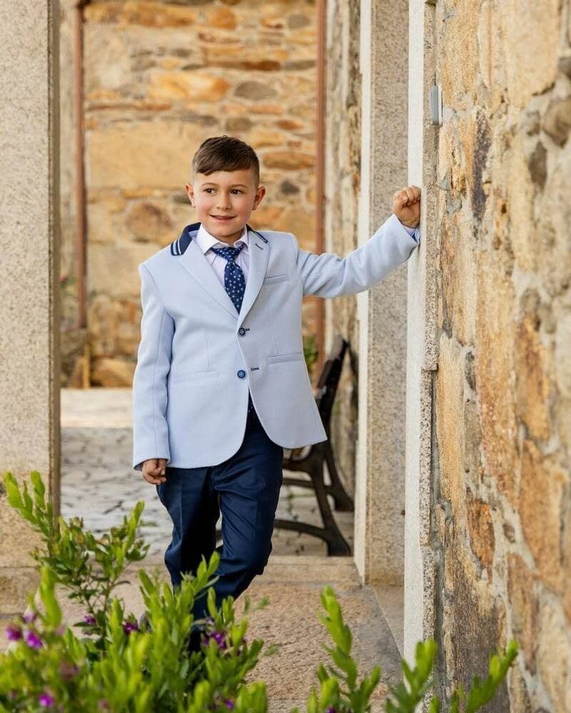 Un niño con una chaqueta azul claro
