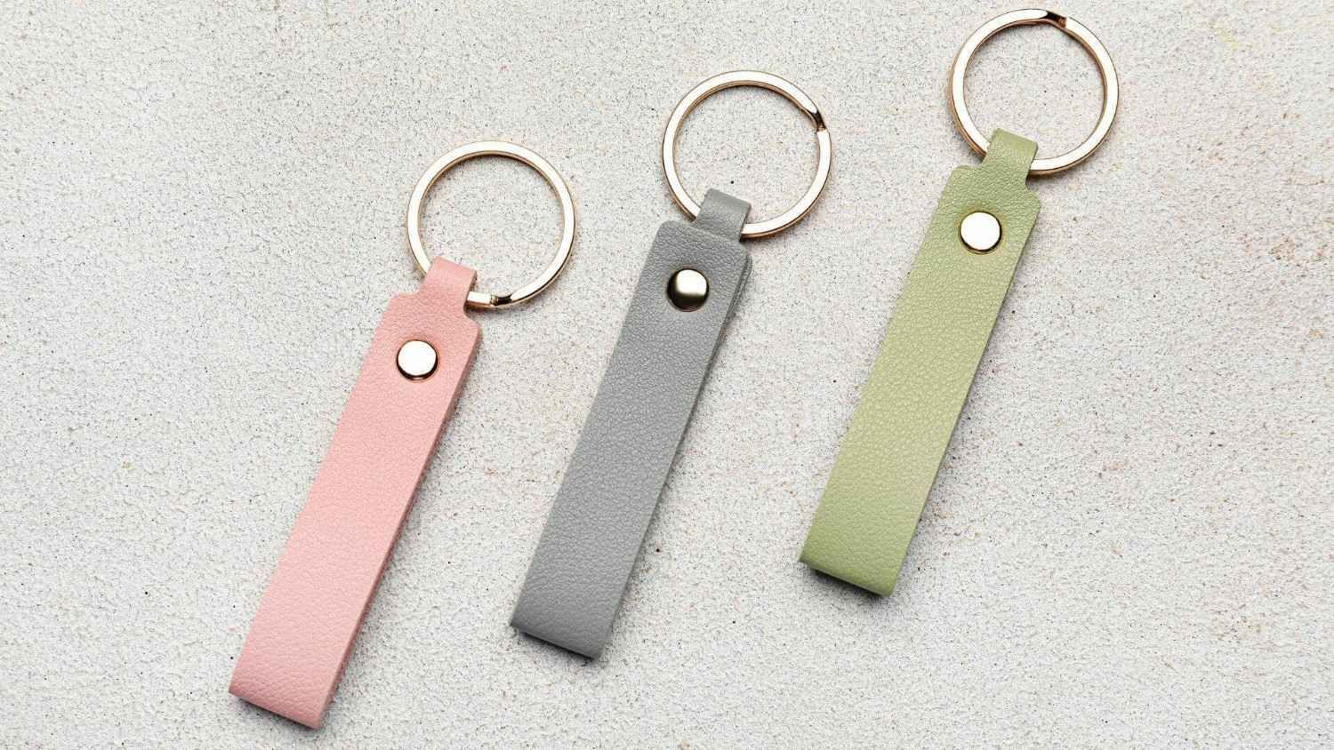 Tres llaveros rectangulares de cuero