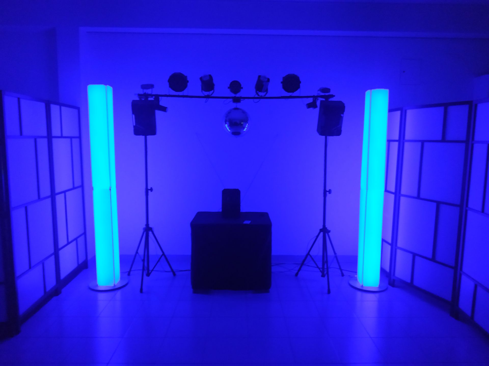 discoteca móvel com luzes led, bola de espelhos e sistema de som