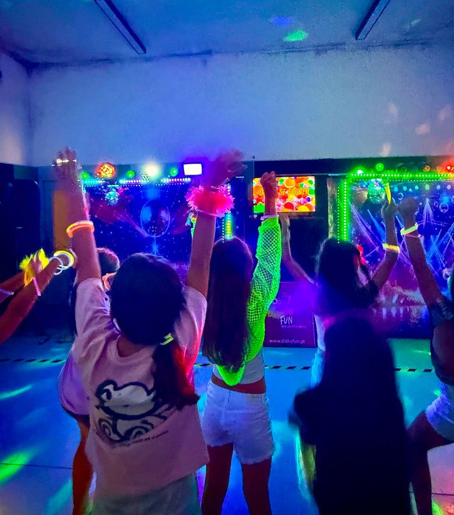 crianças na discoteca móvel