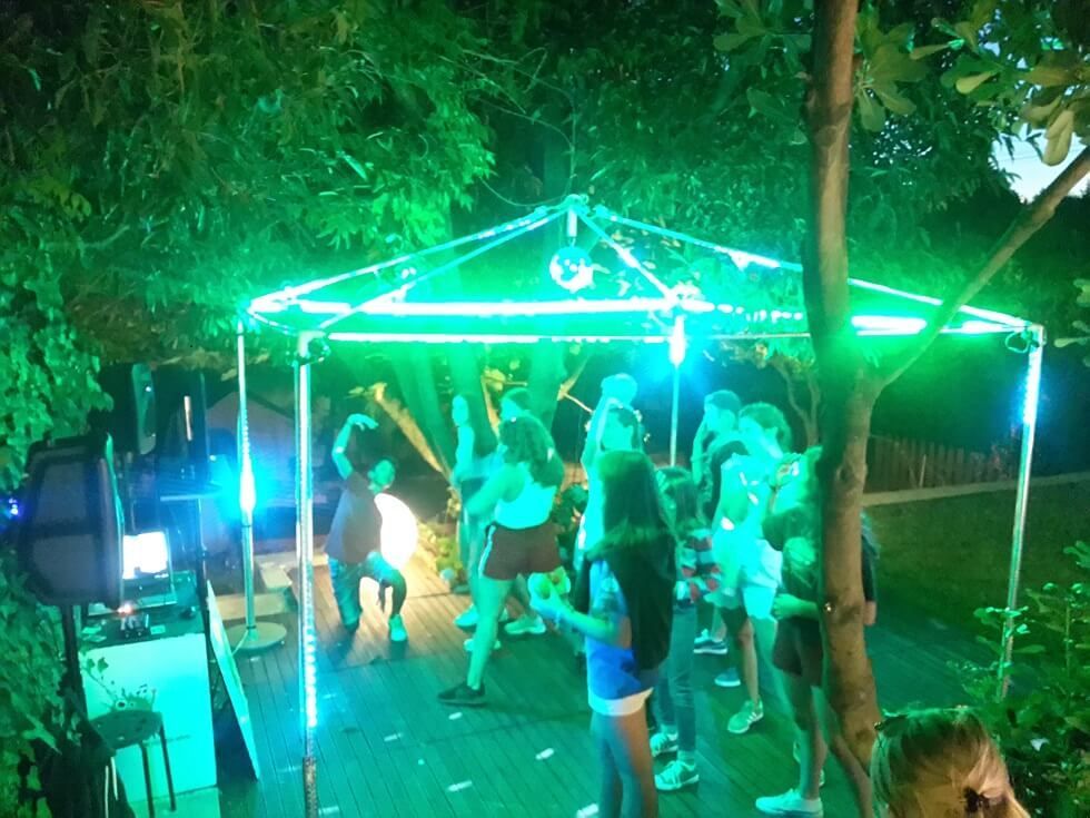 crianças na discoteca móvel, montada no exterior