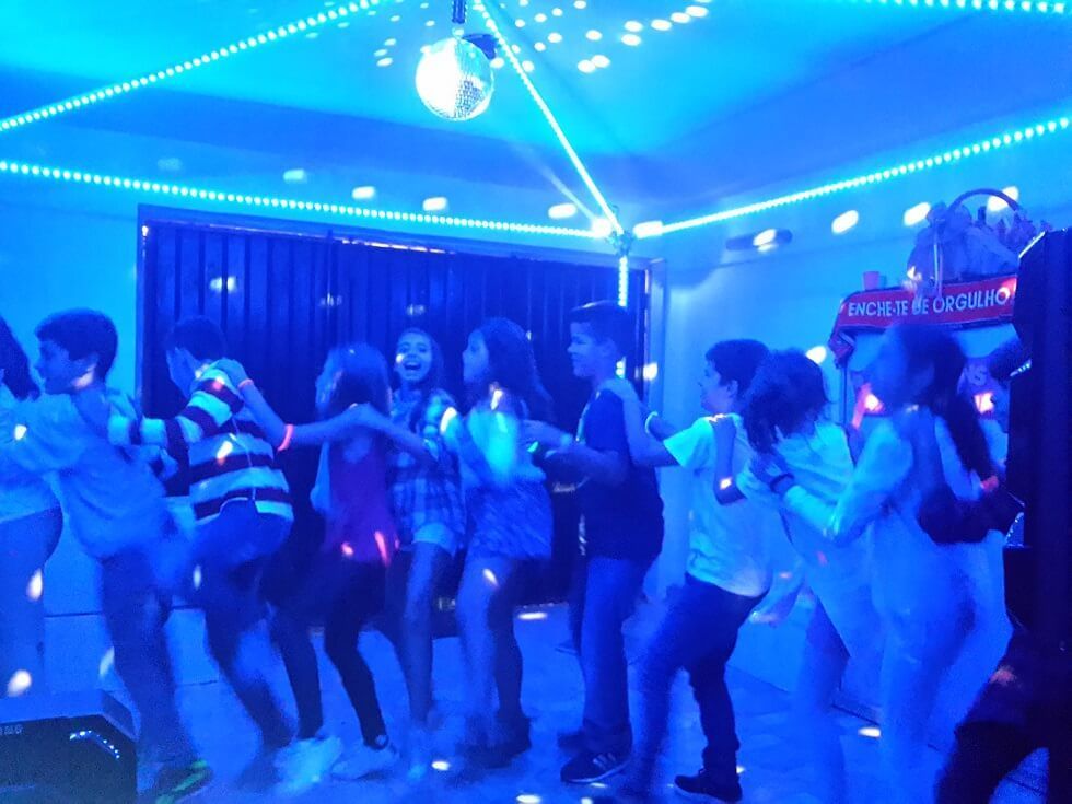 crianças a dançar na discoteca móvel