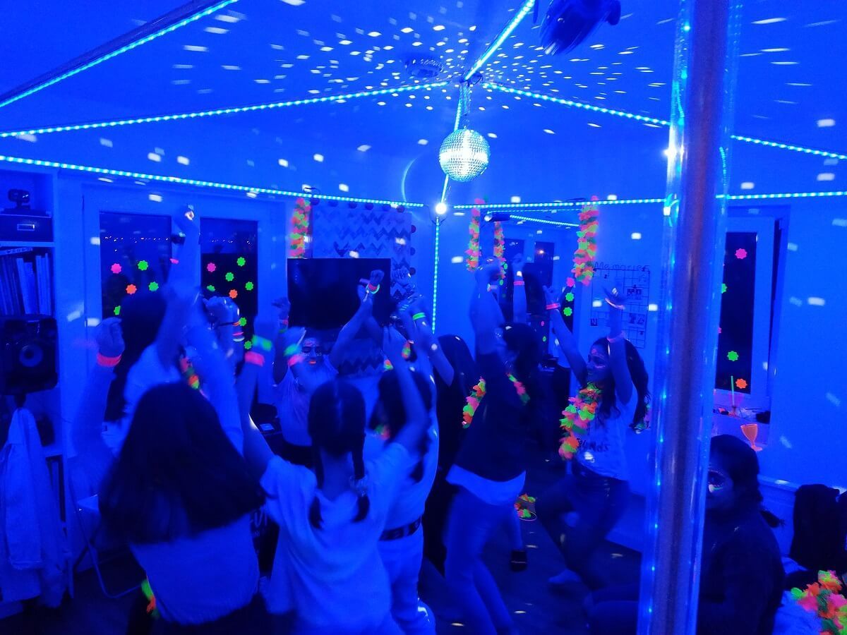 crianças a dançar na discoteca móvel