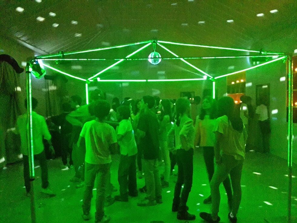 crianças na discoteca móvel