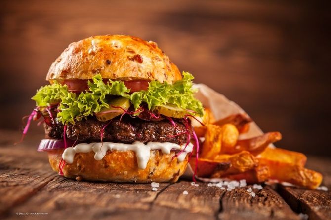 Burger mit Pommes