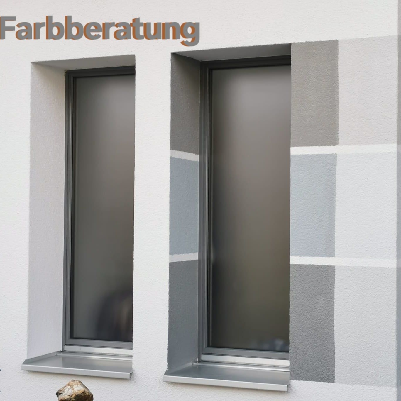 Maler auf dem Boden neben Leiter und Farbeimer, streicht Wand blau, trägt Weiß.