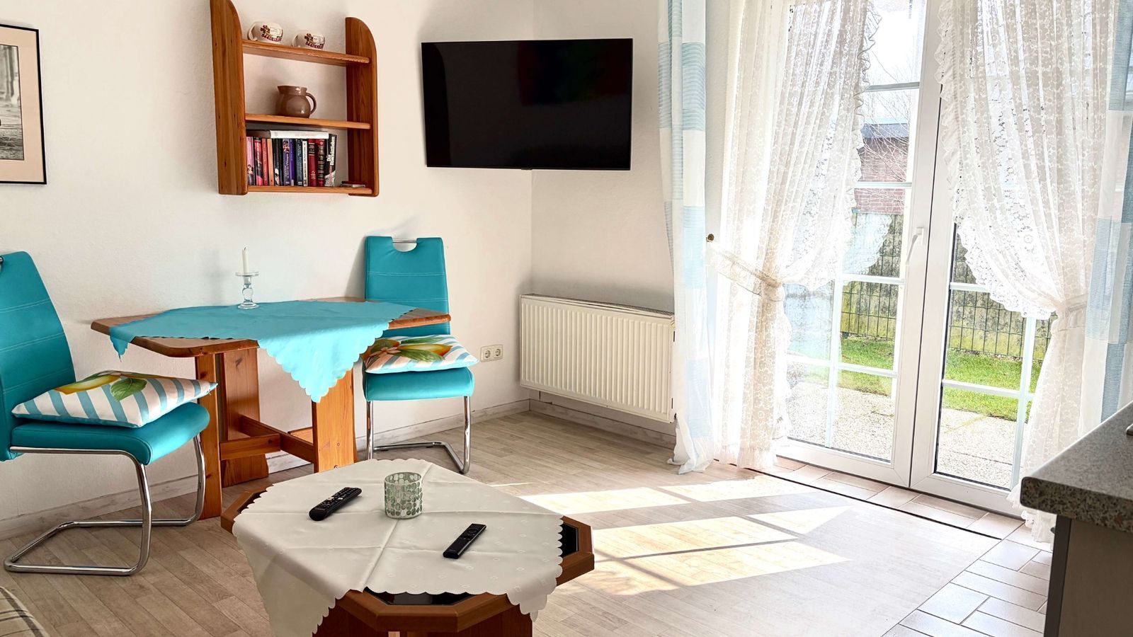 Ferienwohnung Bernstein im Haus Aquamarin in Büsum – Heller Essbereich mit Smart-TV und Terrassenzugang im Erdgeschoss
