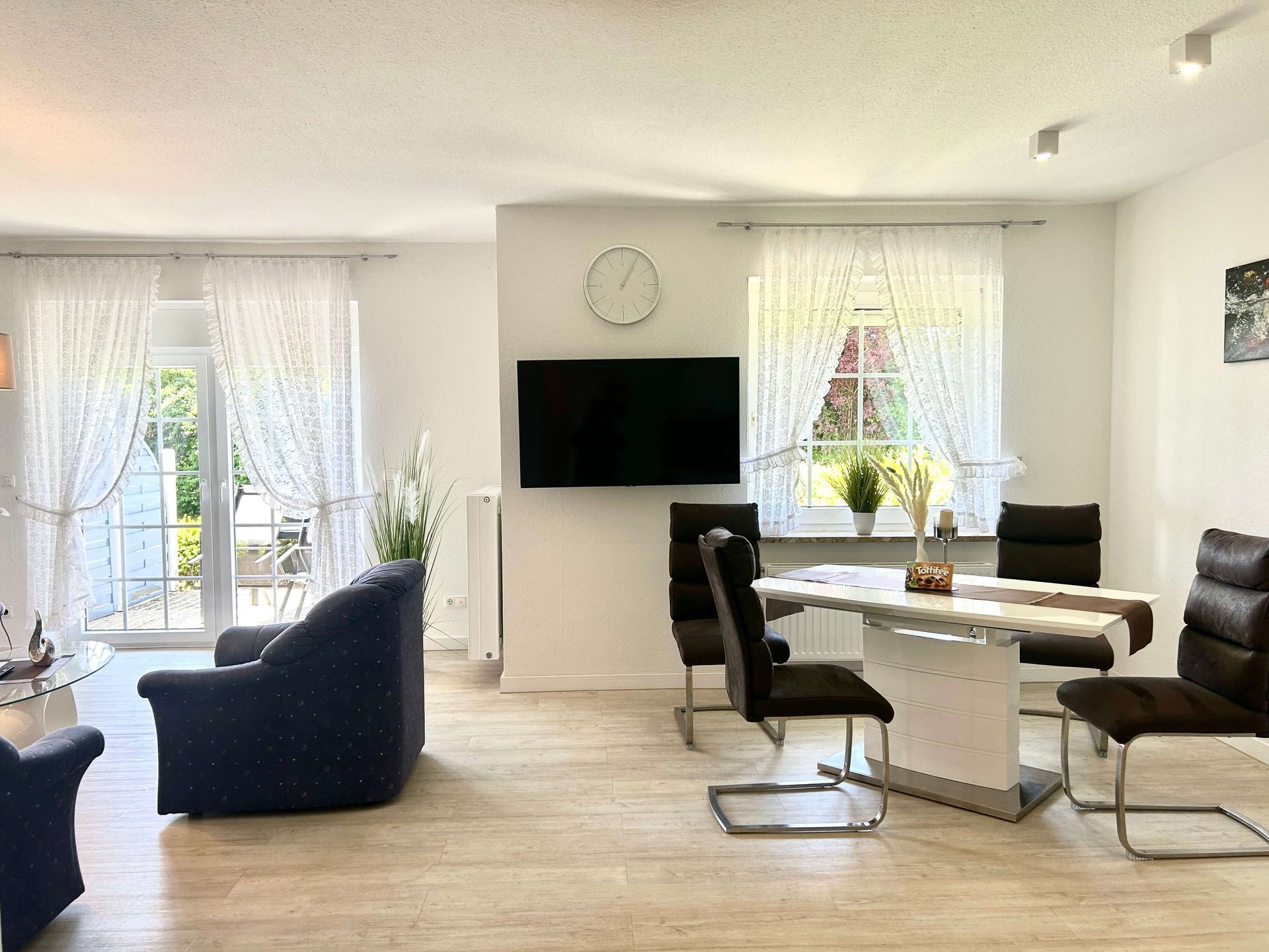 Ferienwohnung Saphir im Haus Aquamarin in Büsum – Essplatz für 4 Personen im Erdgeschoss