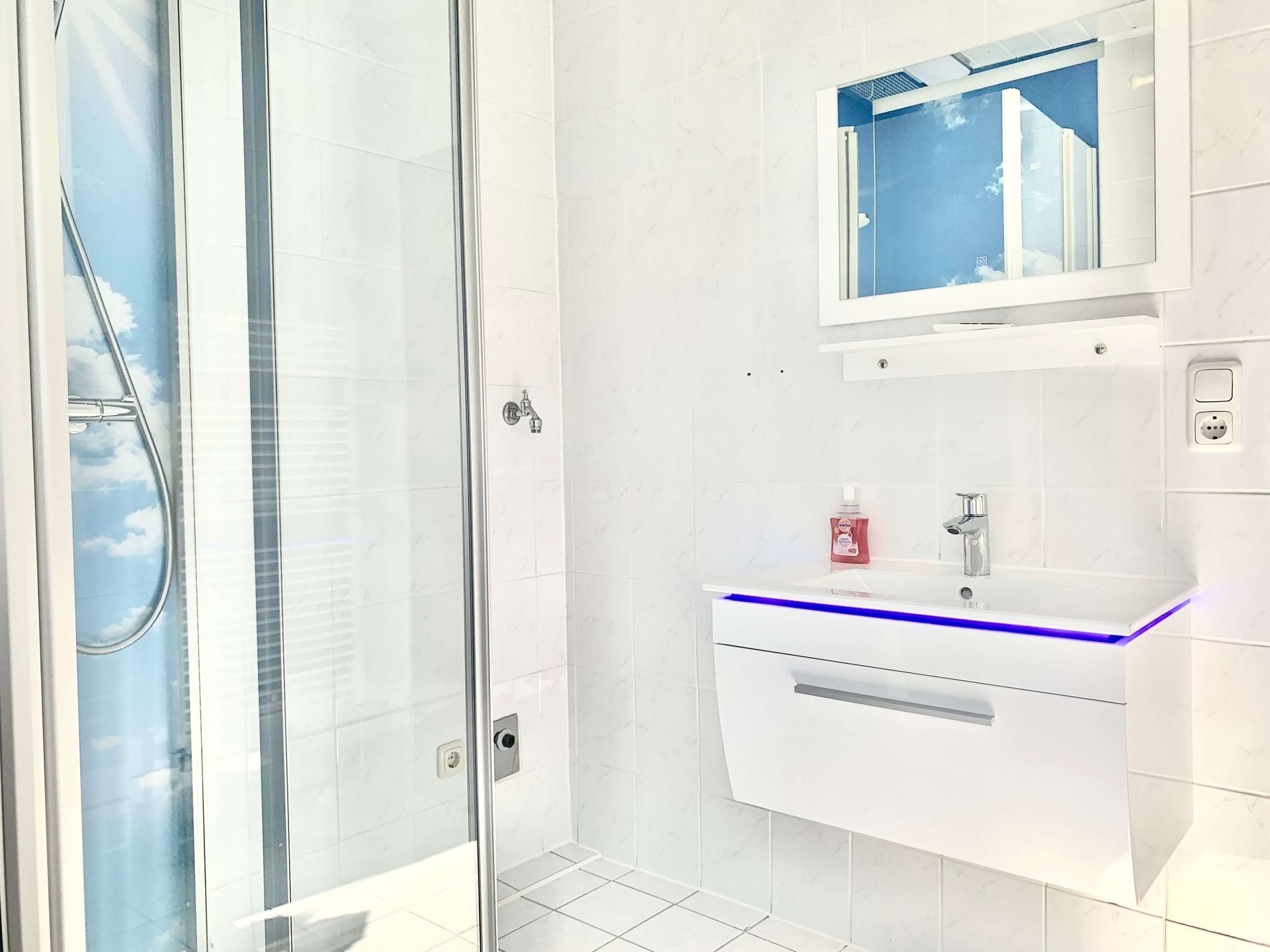Ferienwohnung Rubin im Haus Aquamarin in Büsum – Modernes Badezimmer mit Dusche und Waschtisch