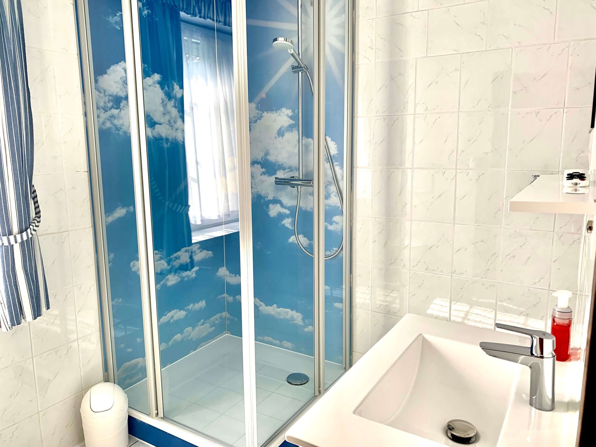 Ferienwohnung Rubin im Haus Aquamarin in Büsum – Duschbereich mit maritimem Motiv