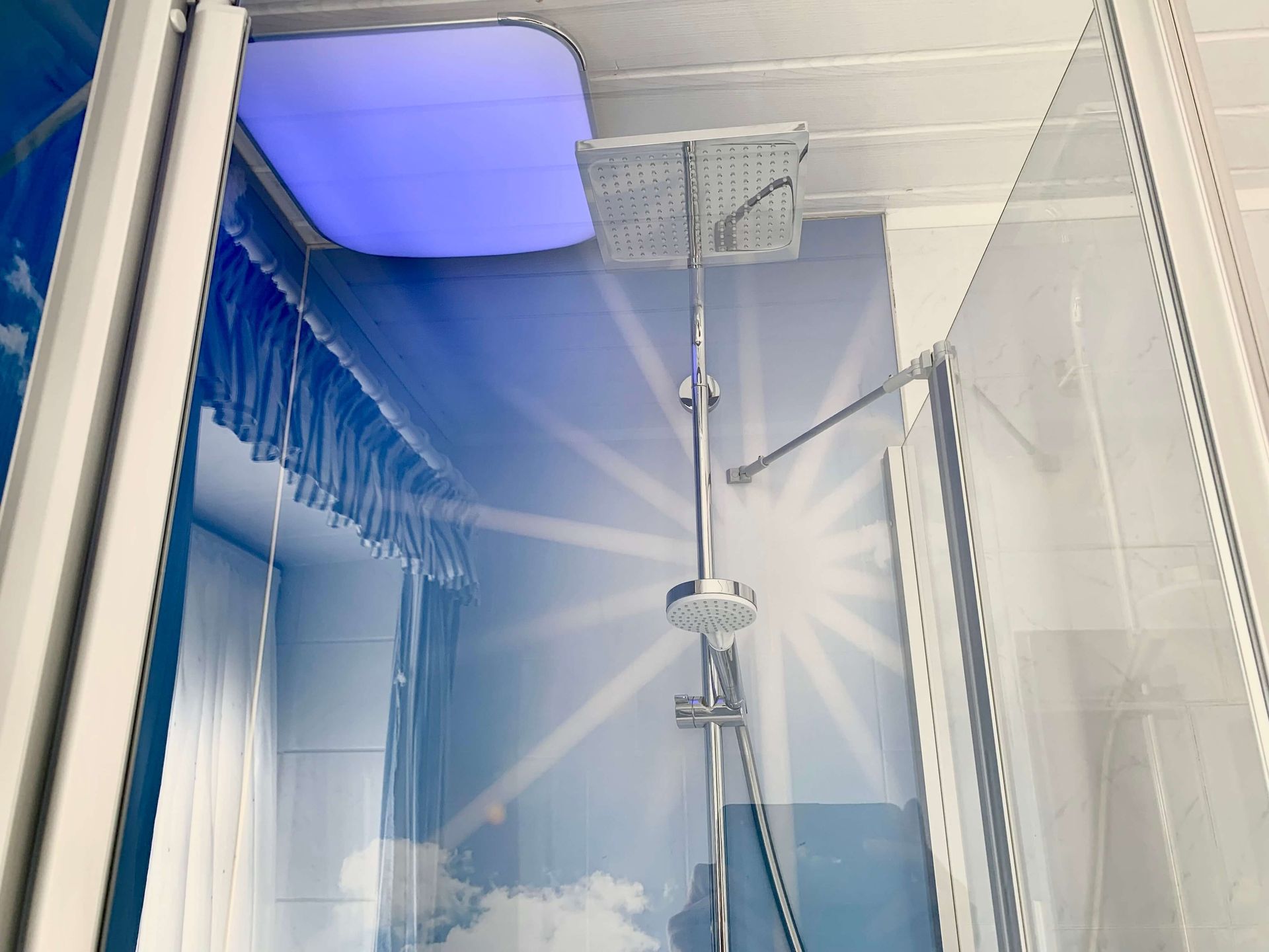 Ferienwohnung Rubin im Haus Aquamarin in Büsum – Dusche mit blauer Beleuchtung und Grohe Regendusche