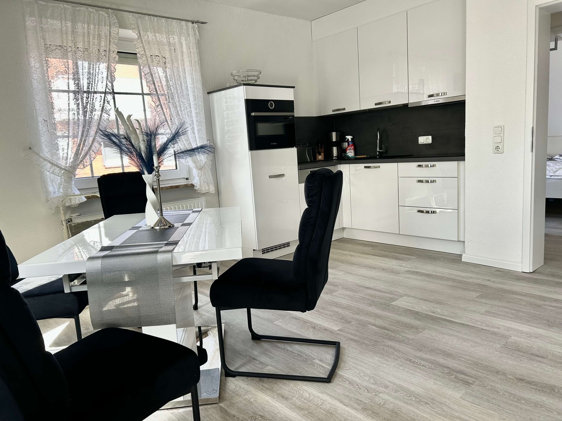 Ferienwohnung Türkis im Haus Aquamarin in Büsum – Küche mit Essbereich