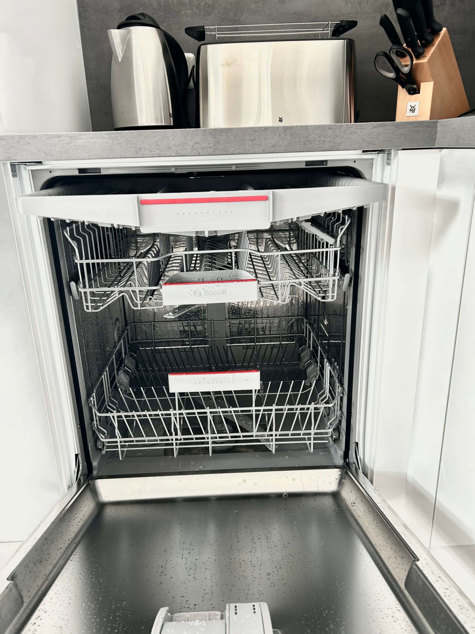 Ferienwohnung Türkis im Haus Aquamarin in Büsum – Geöffneter BOSCH Geschirrspüler