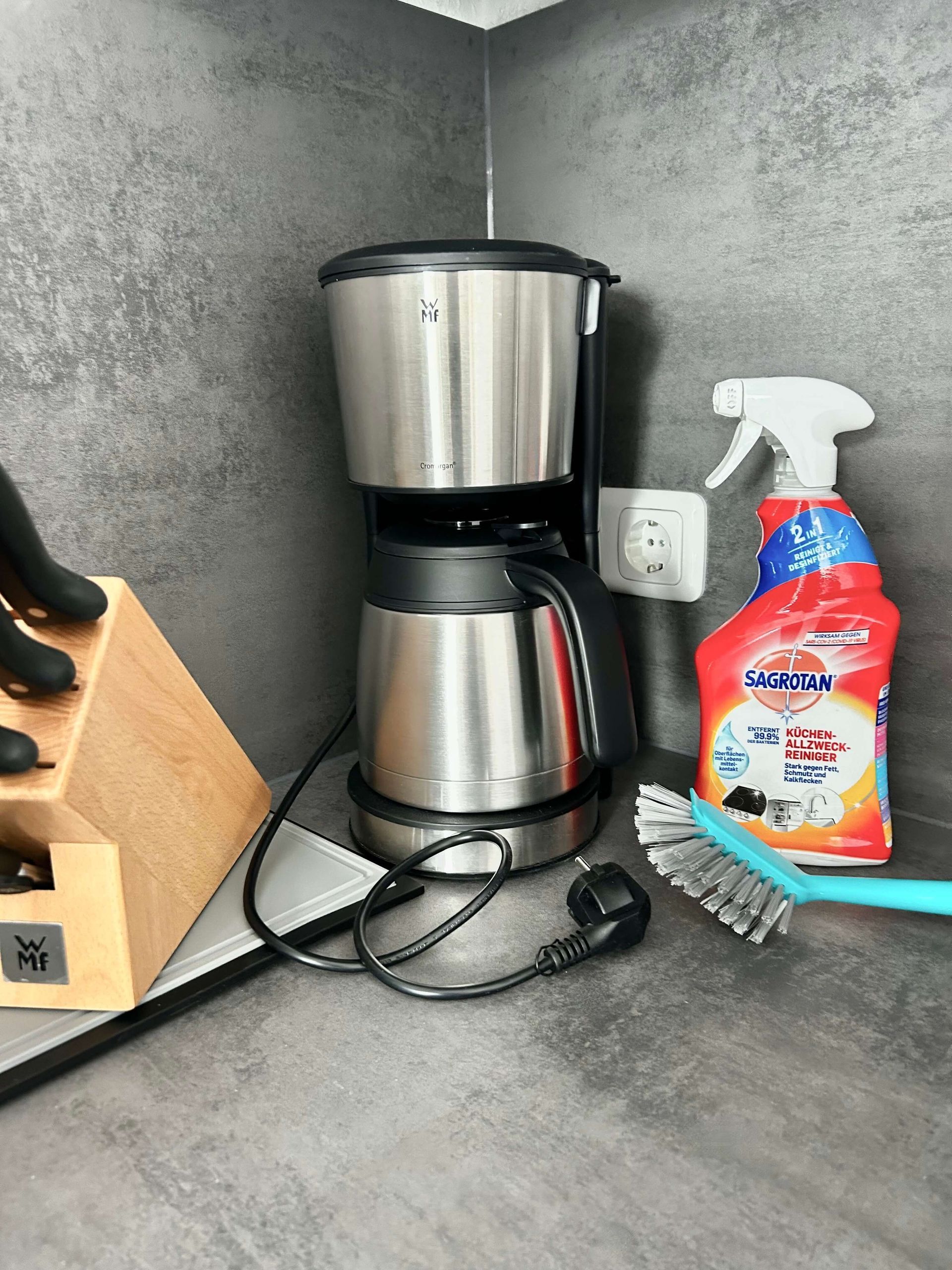 Ferienwohnung Türkis im Haus Aquamarin in Büsum – WMF-Kaffeemaschine und Sagrotan Küchenreinigung