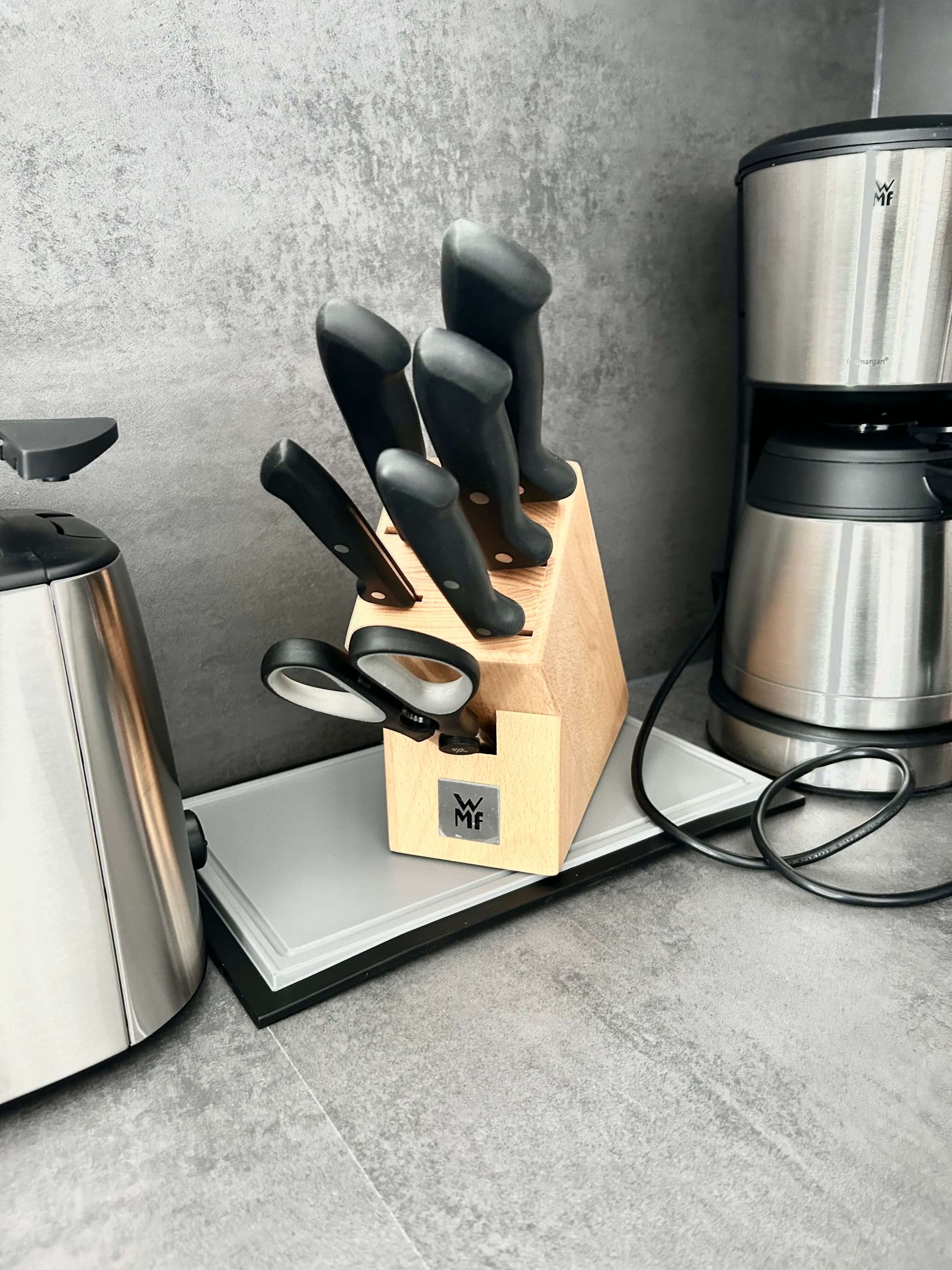 Ferienwohnung Türkis im Haus Aquamarin in Büsum – WMF-Kaffeemaschine und  WMF-Messerblock in der Küche