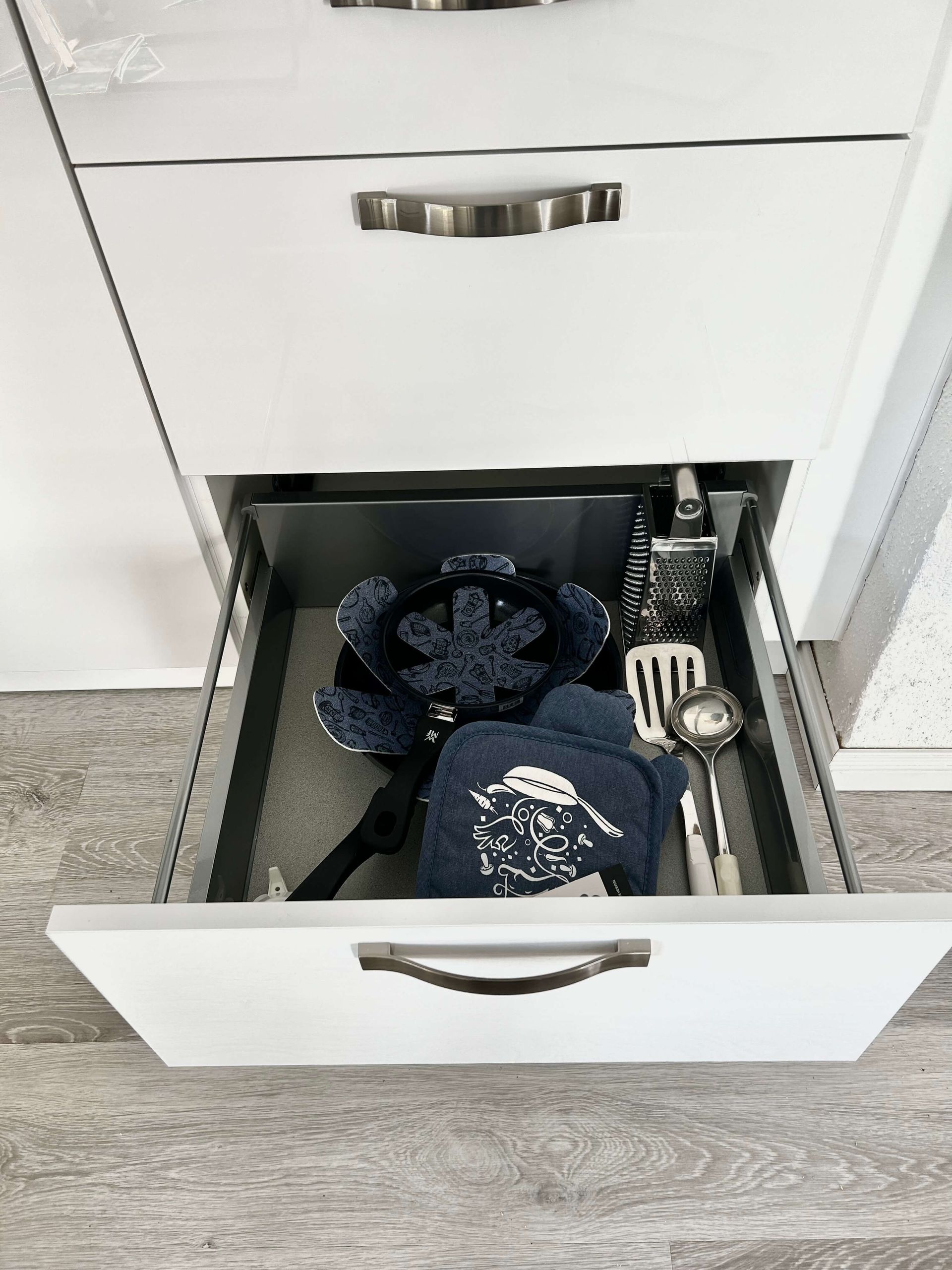 Ferienwohnung Türkis im Haus Aquamarin in Büsum – Küchenausstattung mit WMF-Pfannen und Zubehör