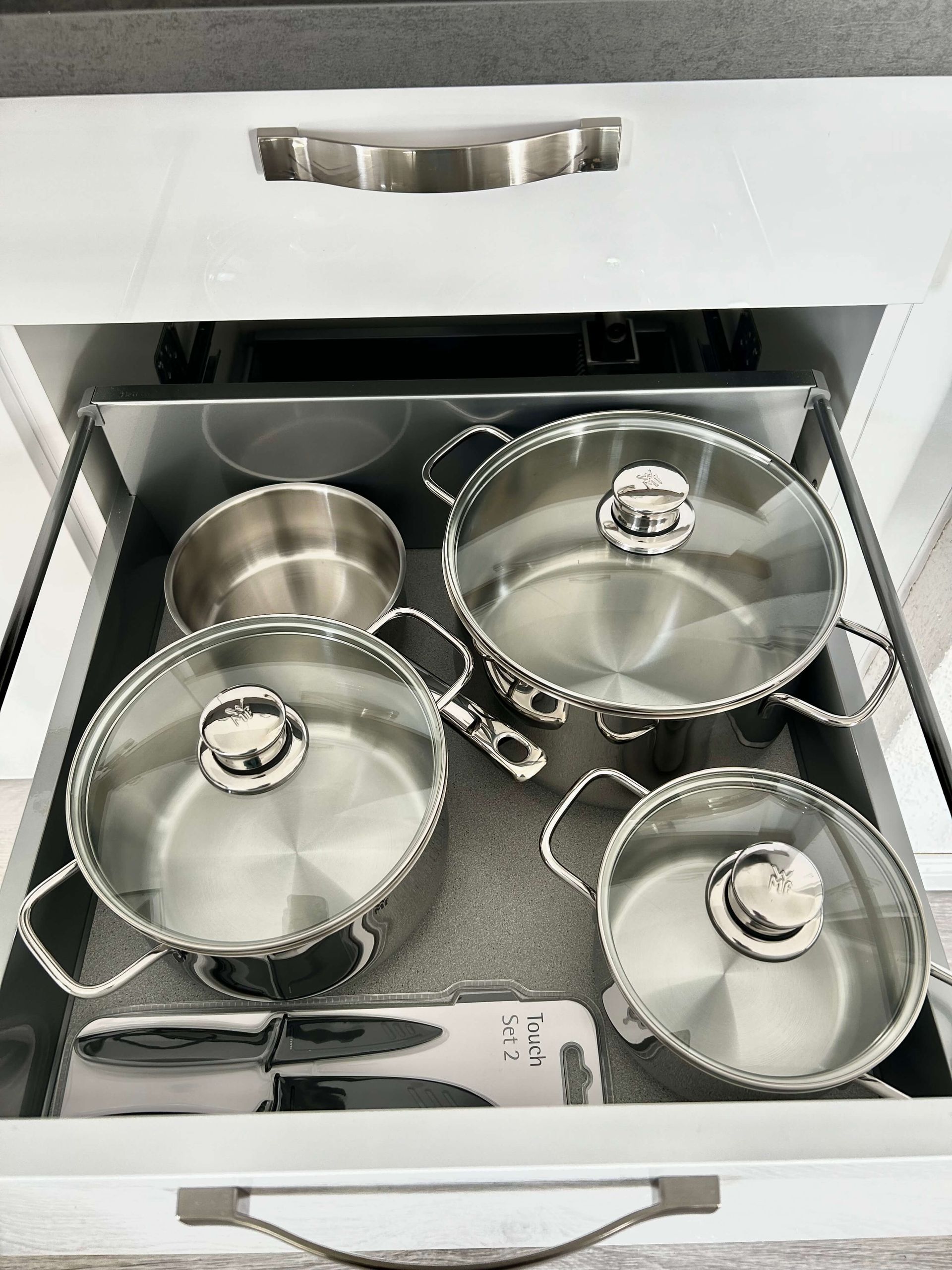 Ferienwohnung Türkis im Haus Aquamarin in Büsum – Küchenausstattung mit WMF-Töpfen