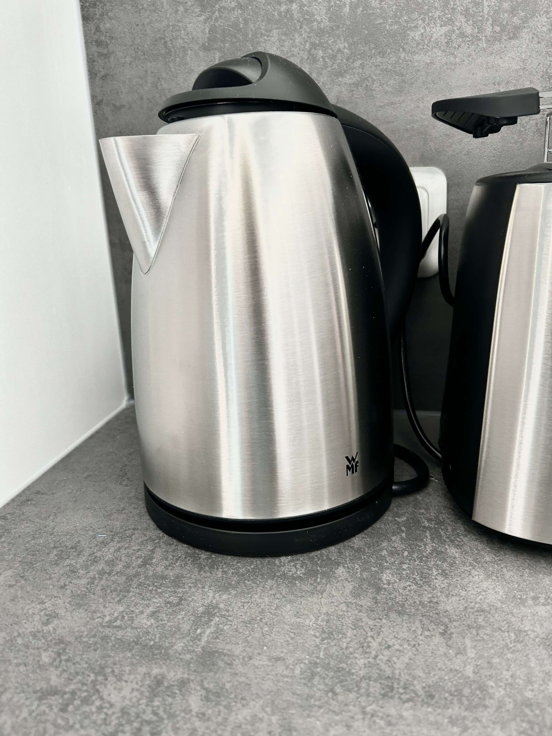 Ferienwohnung Türkis im Haus Aquamarin in Büsum – WMF-Wasserkocher in der Küche