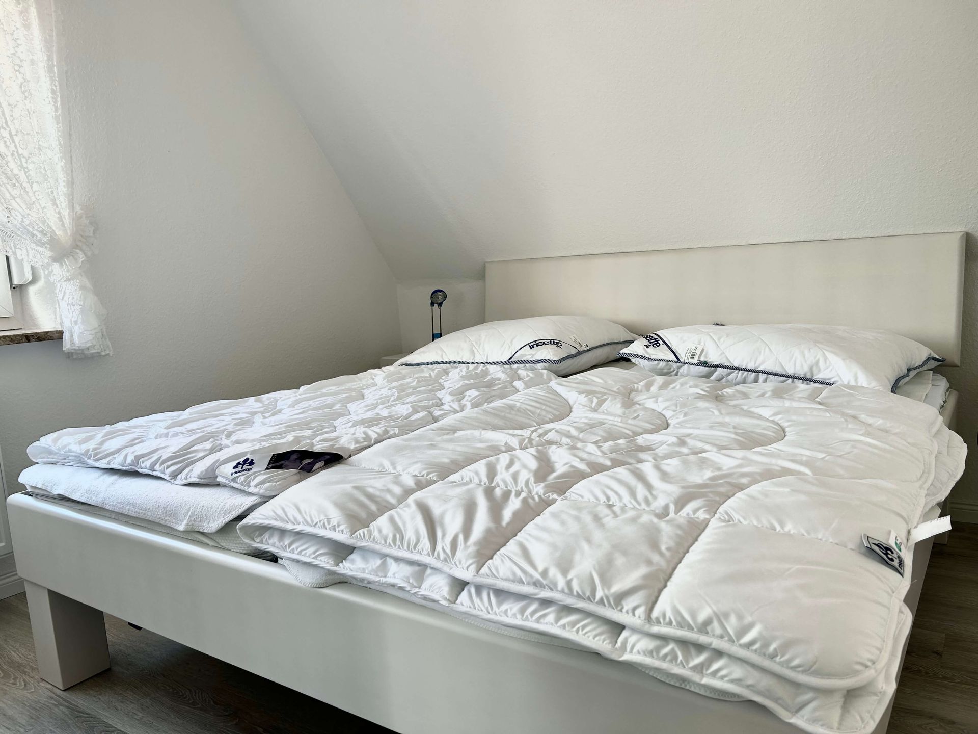 Ferienwohnung Türkis im Haus Aquamarin in Büsum – Schlafzimmer mit Doppelbett