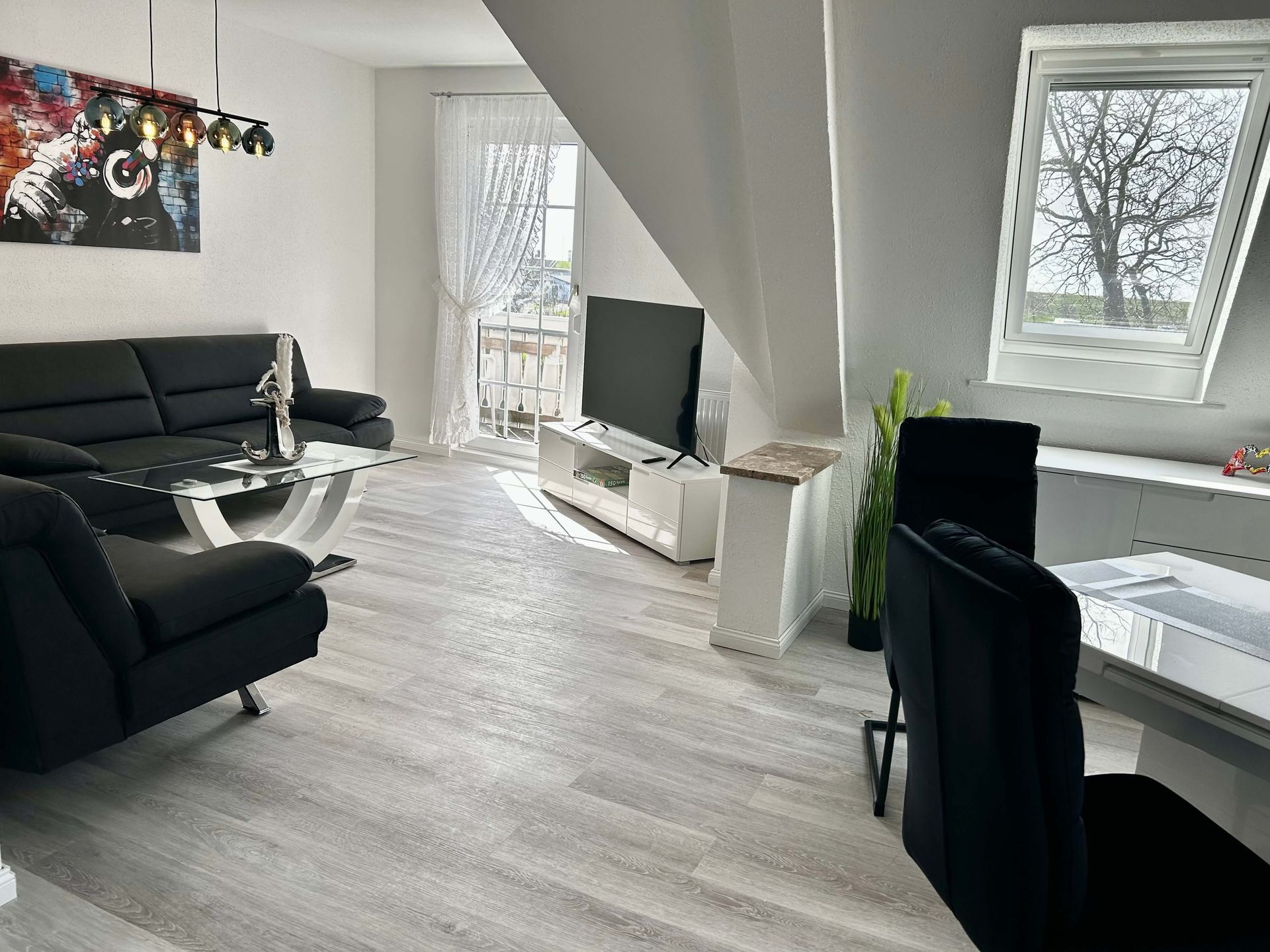 Ferienwohnung Türkis im Haus Aquamarin in Büsum – Wohnbereich mit Smart-TV und Essplatz