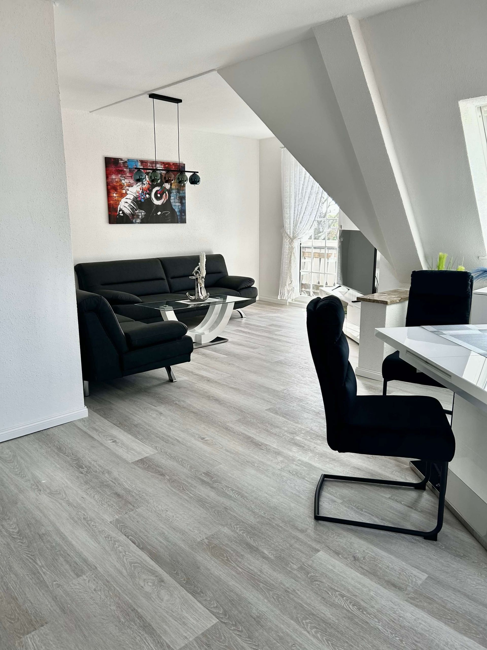 Ferienwohnung Türkis im Haus Aquamarin in Büsum – Heller Wohn- und Essbereich mit Balkonzugang