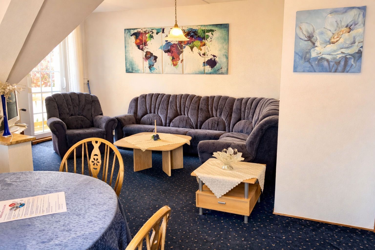 Ferienwohnung Opal im Haus Aquamarin in Büsum – Wohnbereich mit Sofa und Essplatz