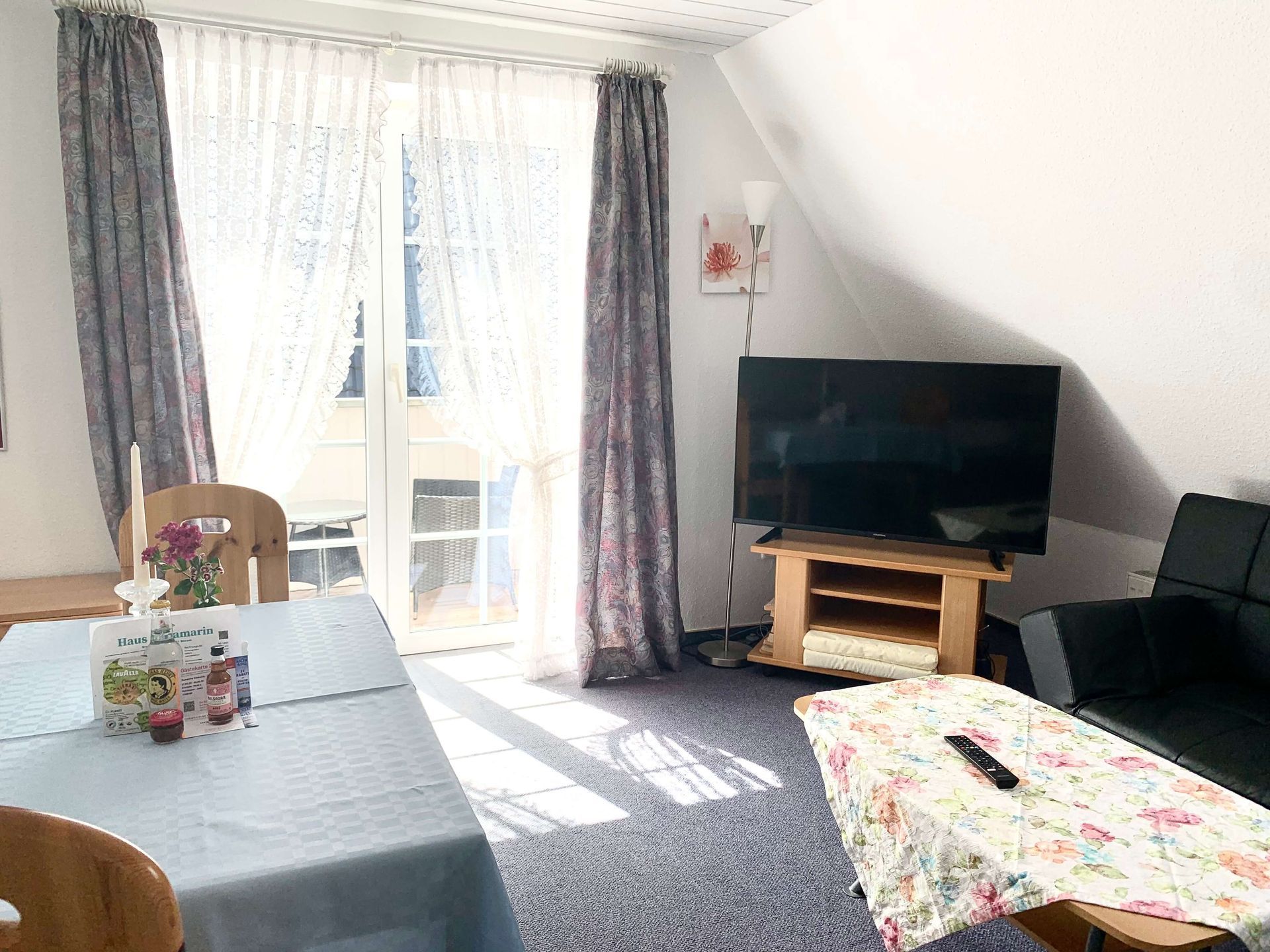 Studio-Apartment Smaragd im Haus Aquamarin in Büsum – Wohnbereich mit Smart-TV und Essplatz