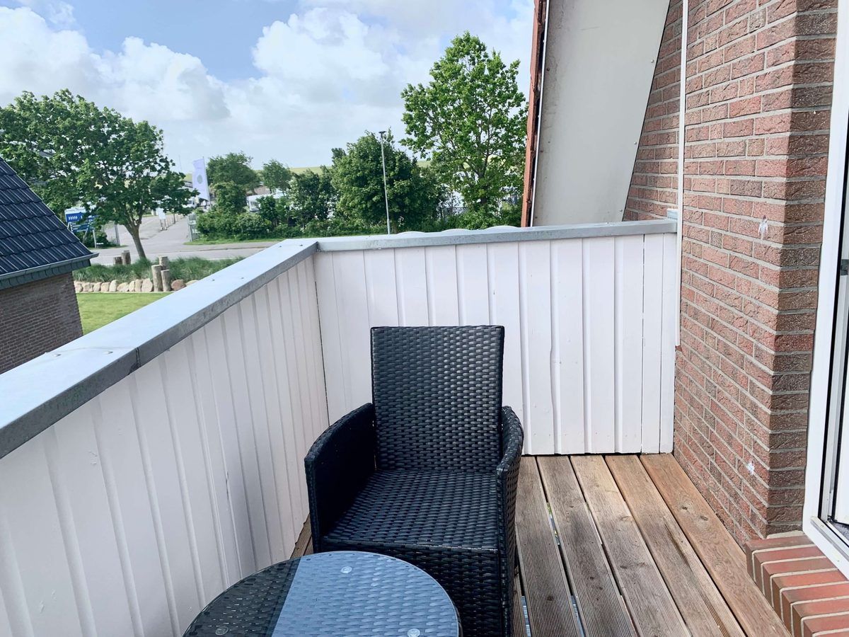Studio-Apartment Smaragd im Haus Aquamarin in Büsum – Balkon mit Sitzplatz und seitlichem Deichblick