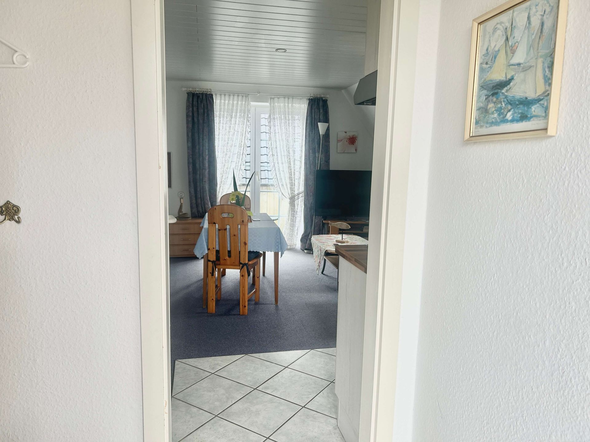 Studio-Apartment Smaragd im Haus Aquamarin in Büsum – Blick vom Eingang in den Wohnbereich