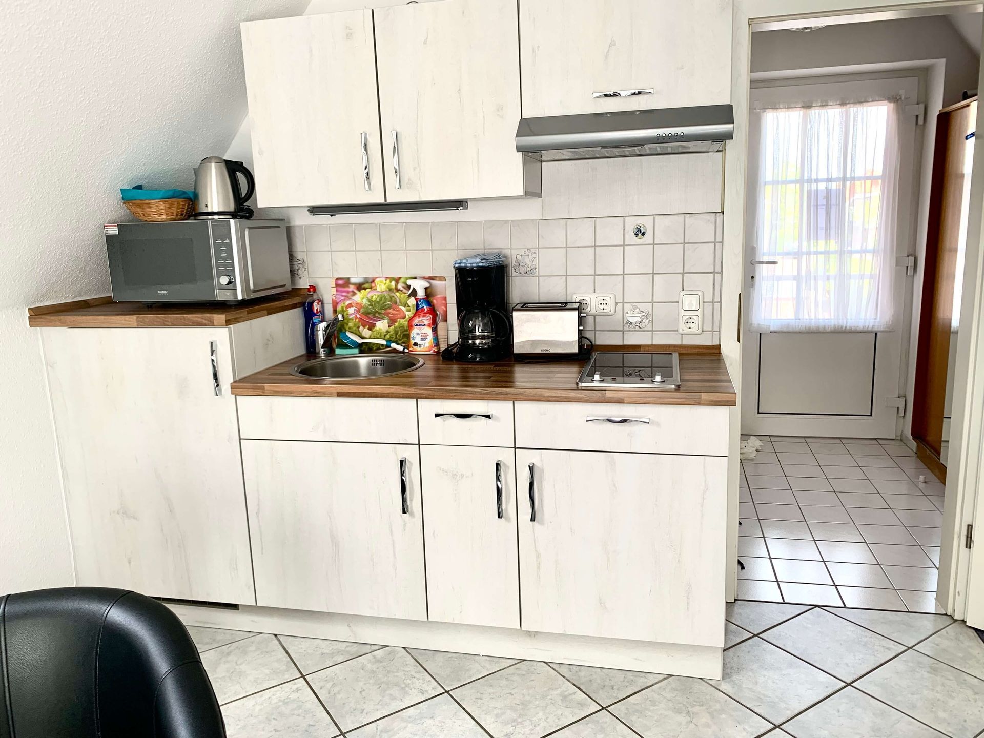 Studio-Apartment Smaragd im Haus Aquamarin in Büsum – Blick von der Küche in den Flurbereich
