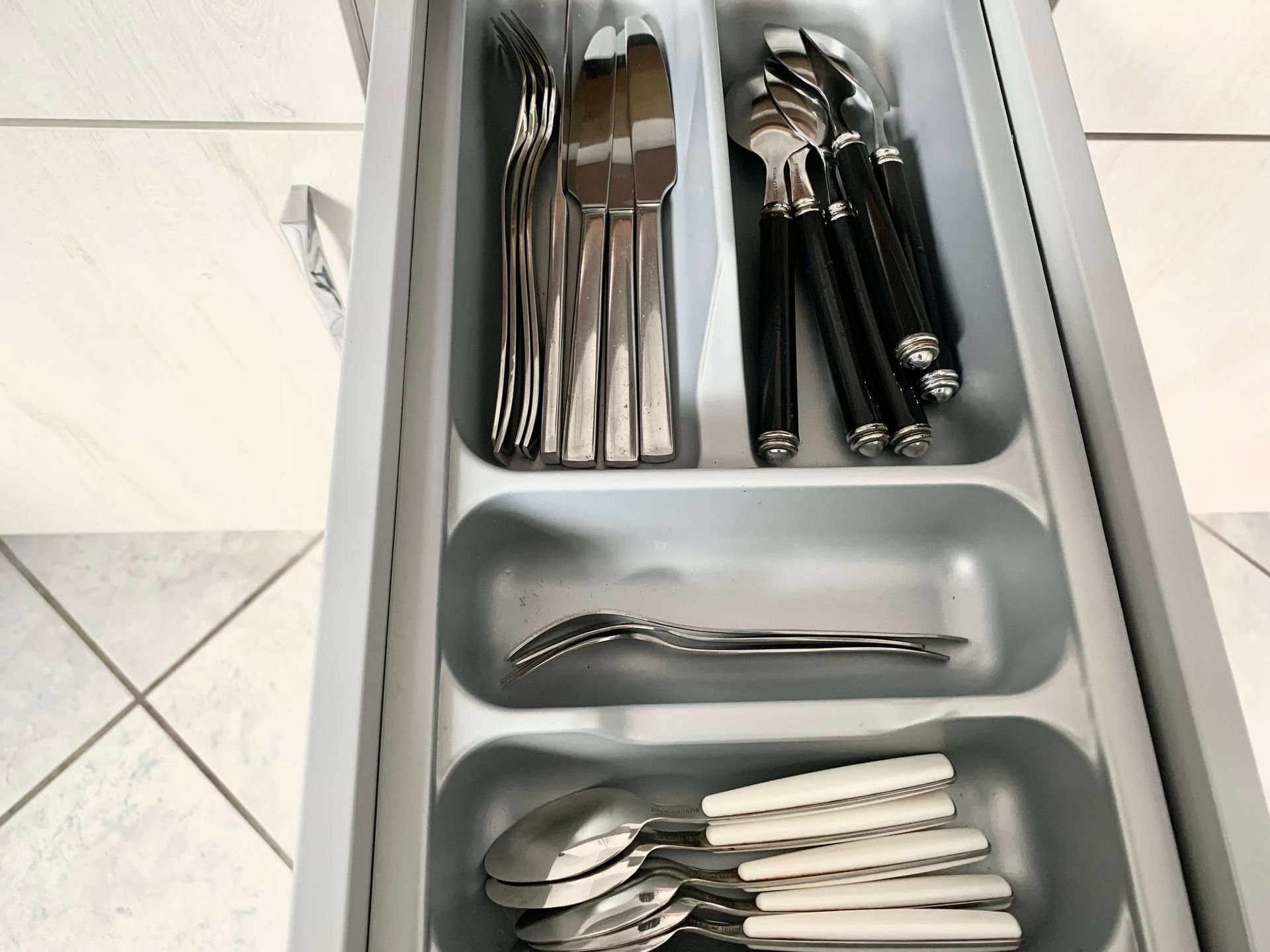 Studio-Apartment Smaragd im Haus Aquamarin in Büsum – Besteckschublade in der Küchenzeile