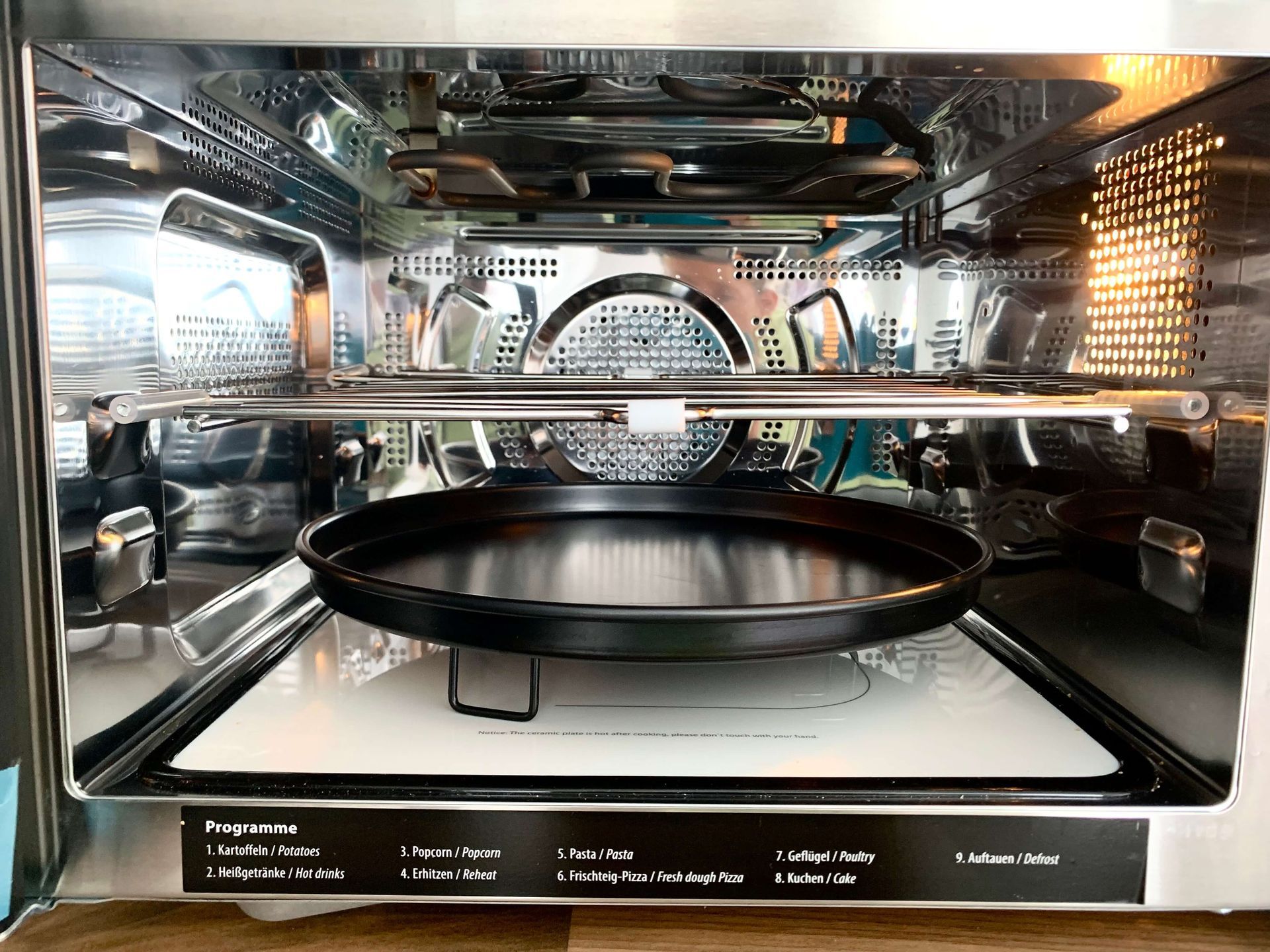 Studio-Apartment Smaragd im Haus Aquamarin in Büsum – Mikrowelle mit Grillfunktion in der Küchenzeile