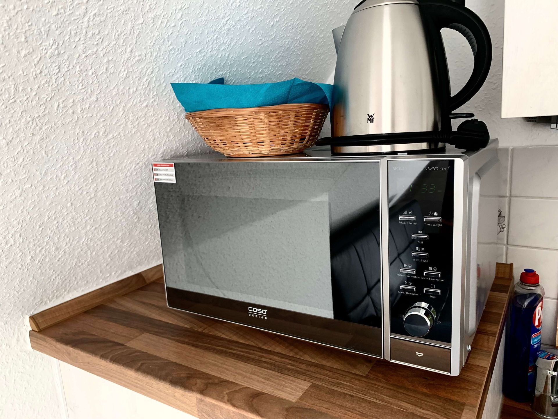 Studio-Apartment Smaragd im Haus Aquamarin in Büsum – Küchenzeile mit Wasserkocher und Mikrowelle mit Grillfunktion