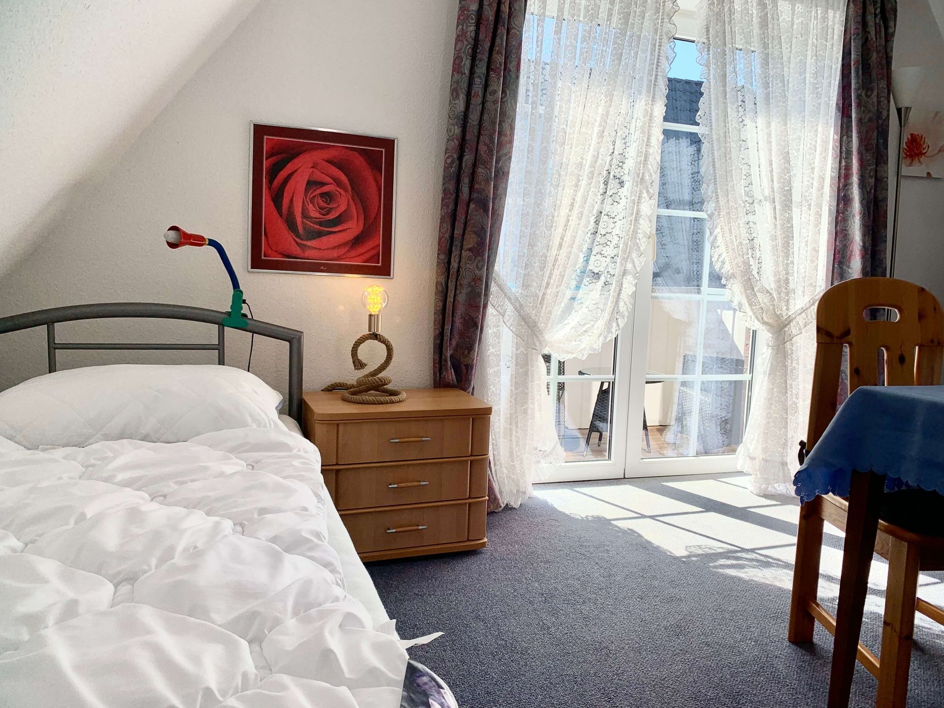 Studio-Apartment Smaragd im Haus Aquamarin in Büsum – Schlafbereich mit Balkonzugang und zwei Einzelbetten