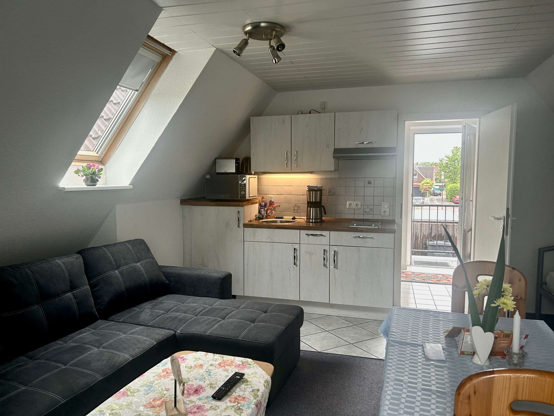 Studio-Apartment Smaragd im Haus Aquamarin in Büsum – Wohnbereich mit Küchenzeile und Zugang über die offene Außentreppe