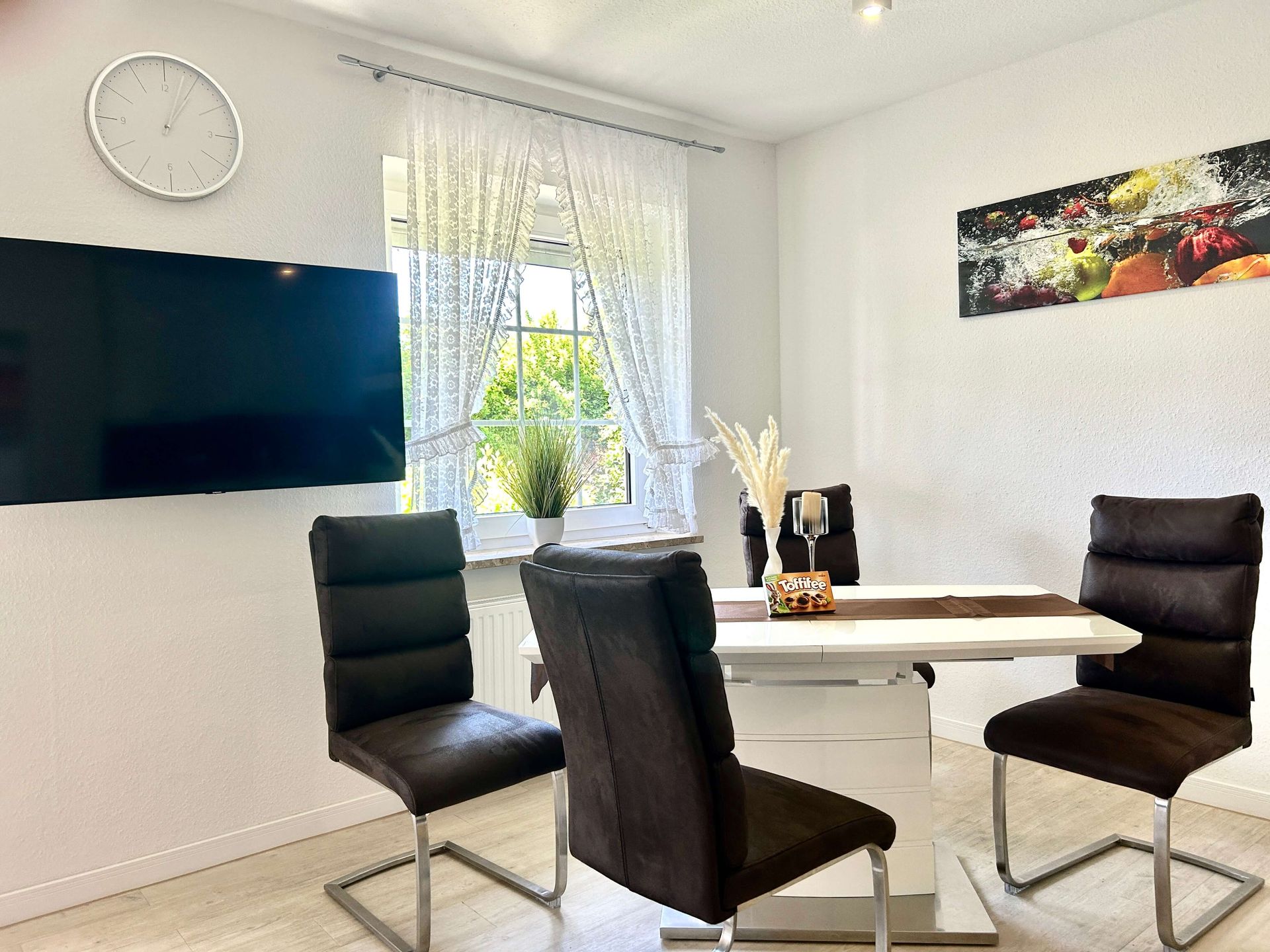 Ferienwohnung Saphir im Haus Aquamarin in Büsum – Offener Wohn- und Essbereich mit Flachbild-TV