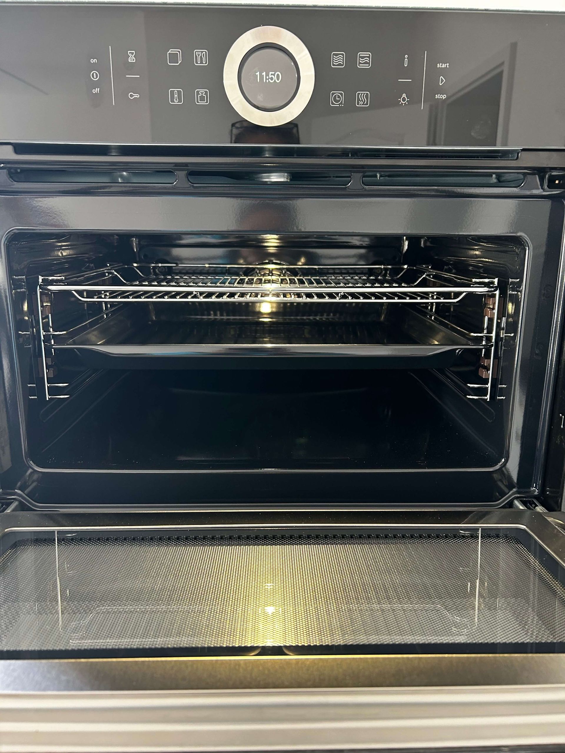 Ferienwohnung Saphir im Haus Aquamarin in Büsum – moderne Einbauküche mit Bosch Backofen und Mikrowellenfunktion