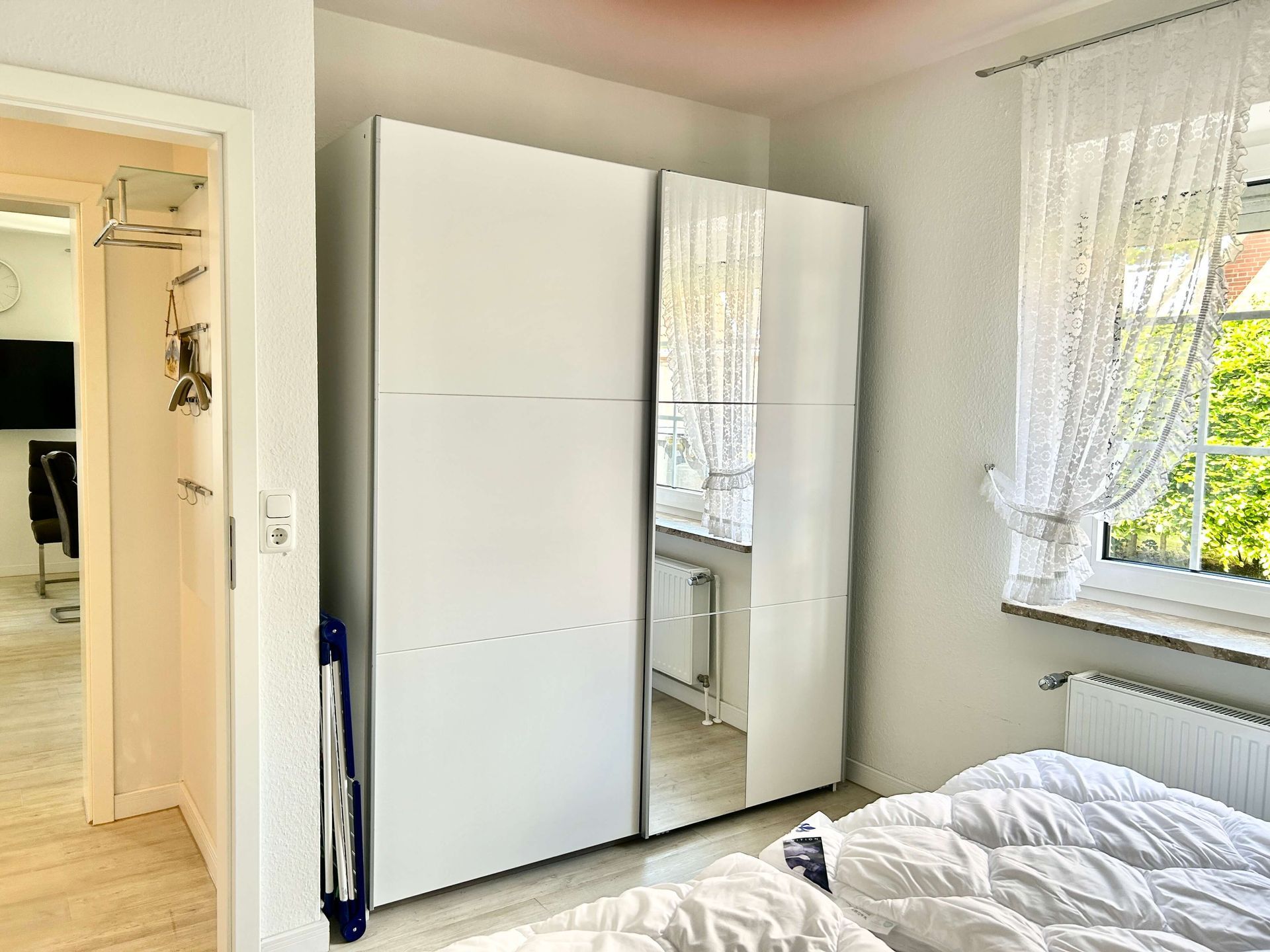 Ferienwohnung Saphir im Haus Aquamarin in Büsum – Schlafzimmer mit großem Kleiderschrank und Spiegel