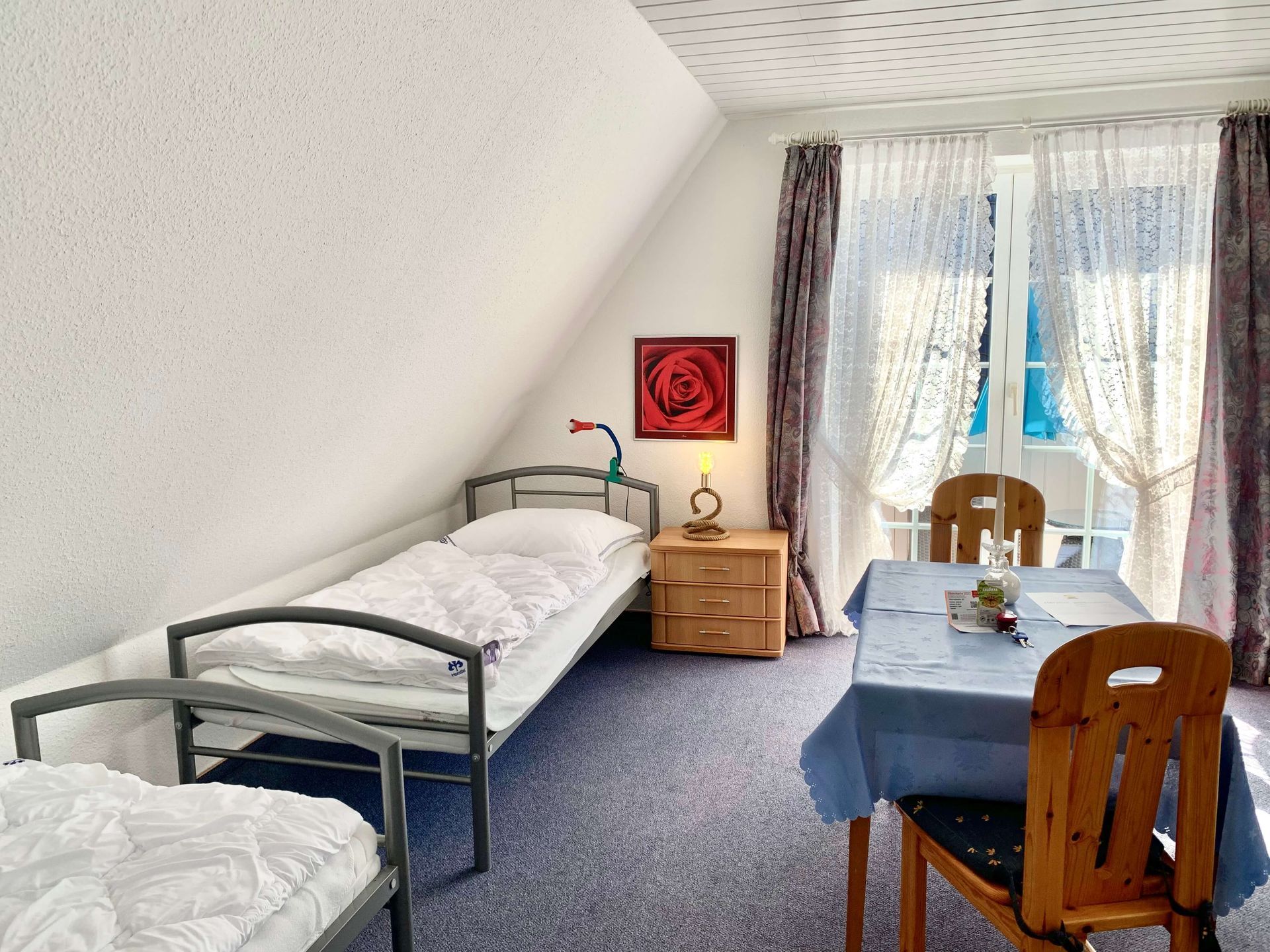 Studio-Apartment Smaragd im Haus Aquamarin in Büsum – Schlafbereich mit zwei Einzelbetten und Essplatz