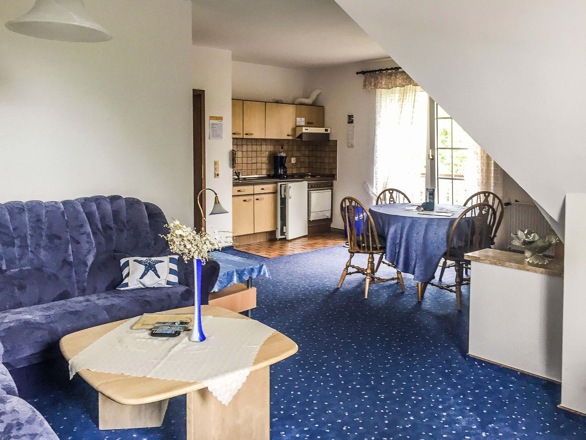 Ferienwohnung Opal im Haus Aquamarin in Büsum – Offener Wohnbereich mit Essplatz und Küchenzeile