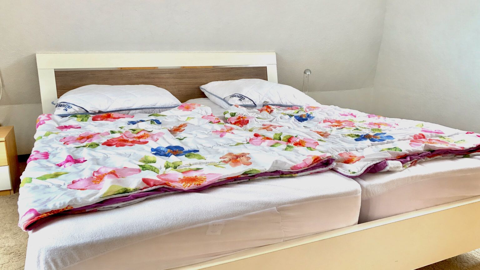 Ferienwohnung Topas im Haus Aquamarin in Büsum – Schlafzimmer mit Doppelbett