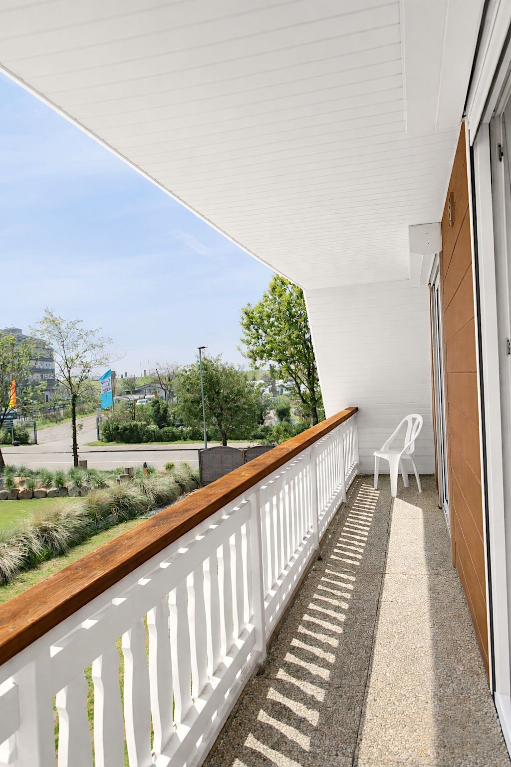 Ferienwohnung Opal im Haus Aquamarin in Büsum – Balkon mit seitlichen Blick Richtung Deich