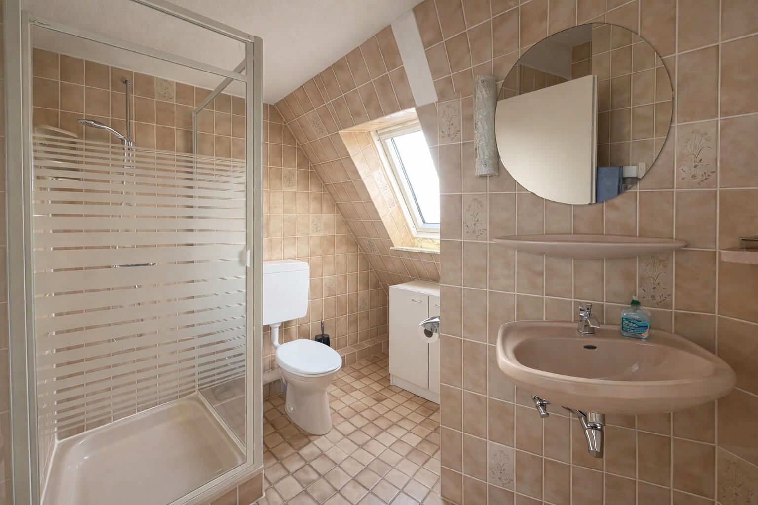 Ferienwohnung Topas im Haus Aquamarin in Büsum – Helles Duschbad im Dachfenster