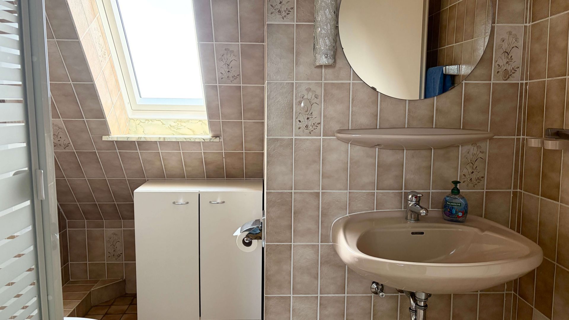 Ferienwohnung Topas im Haus Aquamarin in Büsum – Badezimmer mit Waschbecken und Dachfenster