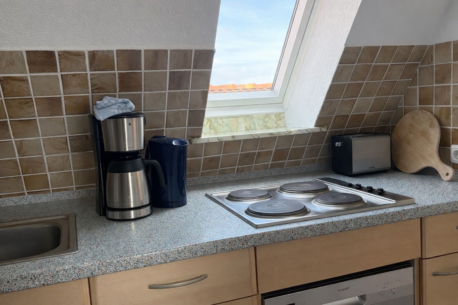 Ferienwohnung Topas im Haus Aquamarin in Büsum – Küchenzeile mit WMF Kaffeemaschine und 4-Zonen-Kochfeld
